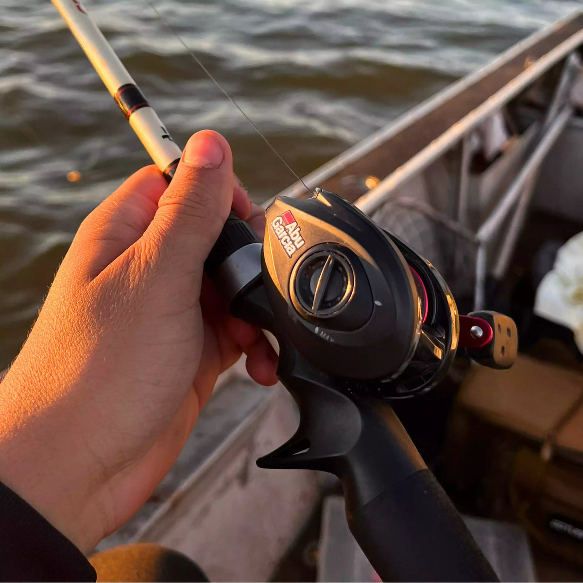 Carretilha Abu Garcia Black MAX3 Anti-Cabeleira + Boné Bass PRO Shop de BRINDE